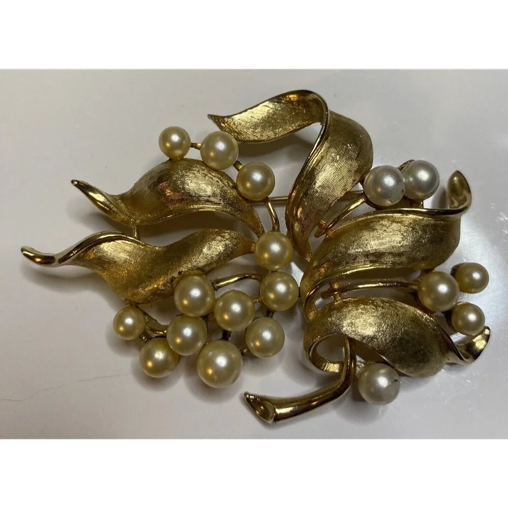 Vintage Signed CORO Goldtone Leaf Brooch with Faux Pearls